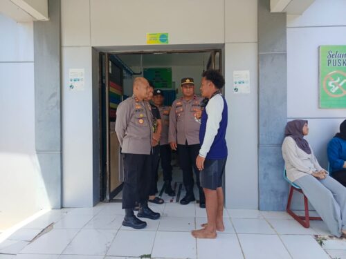 Kapolres Sabang AKBP Sukoco turun langsung ke lokasi di Puskesmas Iboih, untuk melihat wisatawan asal Malaysia yang meninggal dunia saat menyelam di spot diving bawah laut Sabang, Sabtu (31/5). (Foto: Dok. Polres Sabang)