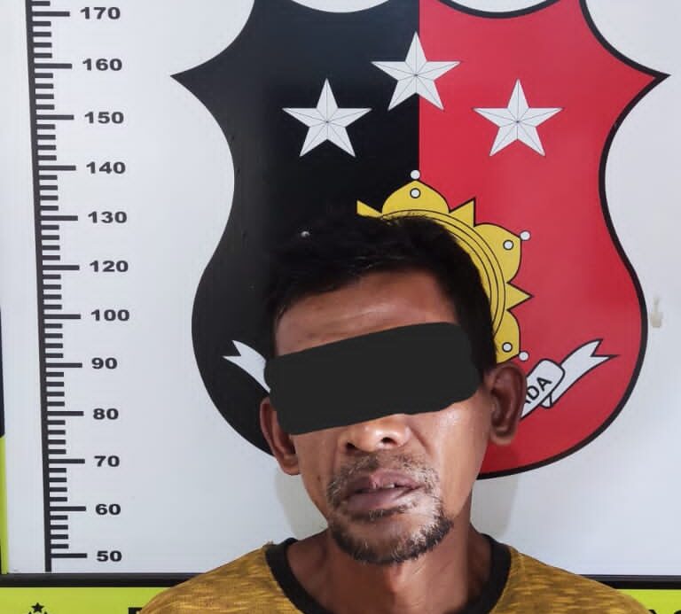 Unit Reskrim Polsek Kuta Alam mengamankan seorang pencuri AC di salah satu ruang di RSUDZA Banda Aceh.