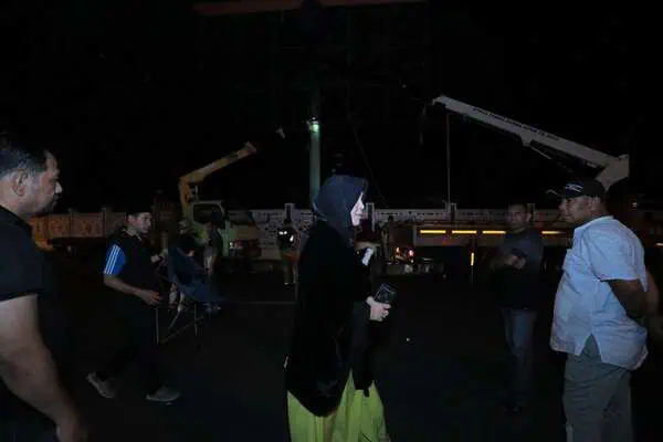 Wali Kota Banda Aceh Illiza Sa’aduddin Djamal memimpin langsung aksi penertiban baliho ilegal di kawasan Taman Putroe Phang Banda Aceh, Jum'at malam (30/5). (Foto: For Infoaceh.net)