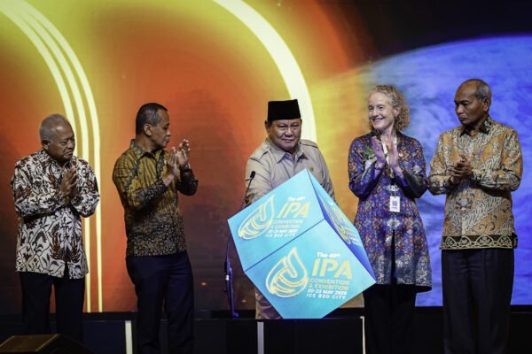 Presiden Prabowo Subianto didampingi Presiden IPA Carol J Gall dan pejabat terkait meresmikan pembukaan Konvensi dan Pameran Tahunan ke-49 Indonesian Petroleum Association (IPA Convex) Tahun 2025 yang digelar di Nusantara Hall, ICE BSD, Tangerang, pada Rabu, 21 Mei 2025. (Foto: BPMI Setpres)