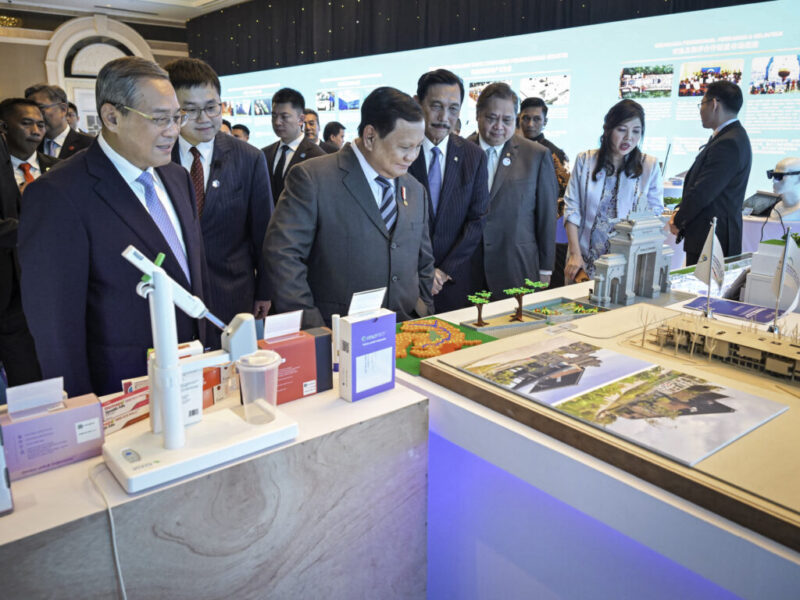 Presiden Republik Indonesia Prabowo Subianto bersama Premier Republik Rakyat Tiongkok (RRT) Li Qiang menghadiri acara Indonesia-China Business Reception 2025 di Hotel Shangri-La, Jakarta, Sabtu (24/5/2025).