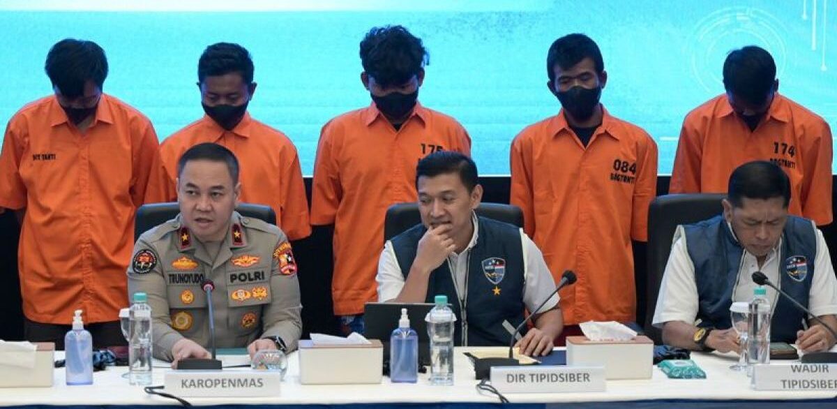 “Kami melakukan penangkapan terhadap enam tersangka di sejumlah wilayah, yakni Jawa Barat, Jawa Tengah, Lampung, dan Bengkulu,” ujar Himawan dalam konferensi pers di Gedung Bareskrim Polri, Jakarta, Rabu (21/5/2025).