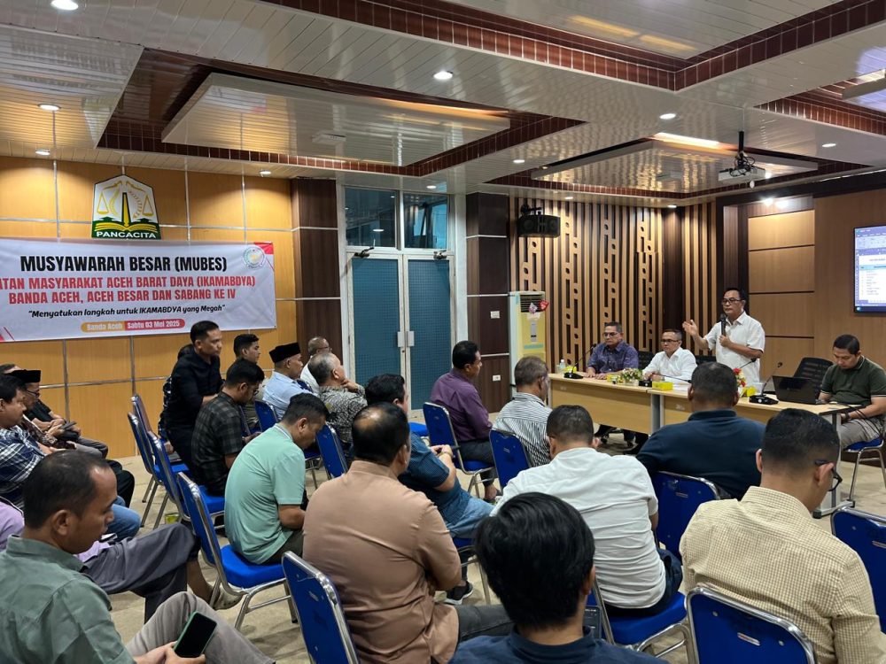 Ketua terpilih Ikamabdya, Zalsufran menyampaikan sambutan dalam mubes ke IV Ikamabdya Banda Aceh, Aceh Besar, dan Sabang di aula Kantor Dinas Peternakan Aceh, Banda Aceh, Sabtu (3/5/2025).