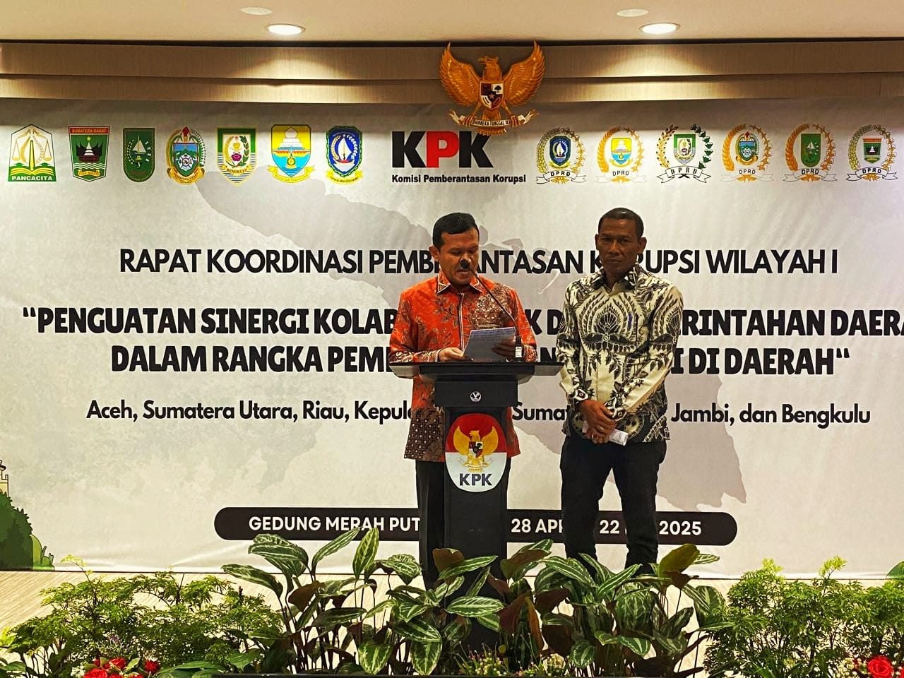 Wakil Gubernur Aceh Fadhlullah bersama Ketua DPRA pada Rapat Koordinasi Pemberantasan Korupsi Wilayah I di Gedung Merah Putih KPK RI, Jakarta Selatan, Senin, 5 Mei 2025. (Foto: Humas BPPA)