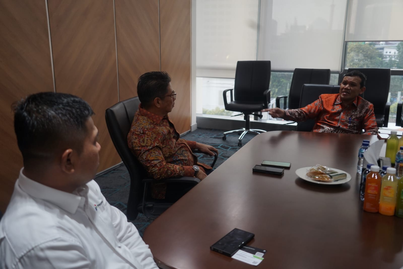 Wagub Aceh saat pertemuan dengan jajaran manajemen PT Pertamina Geothermal Energy Tbk (PGE), di Grha Pertamina, lantai 7, Medan Merdeka Timur, Jakarta Pusat, Senin, 5 Mei 2025. (Foto: Humas BPPA)