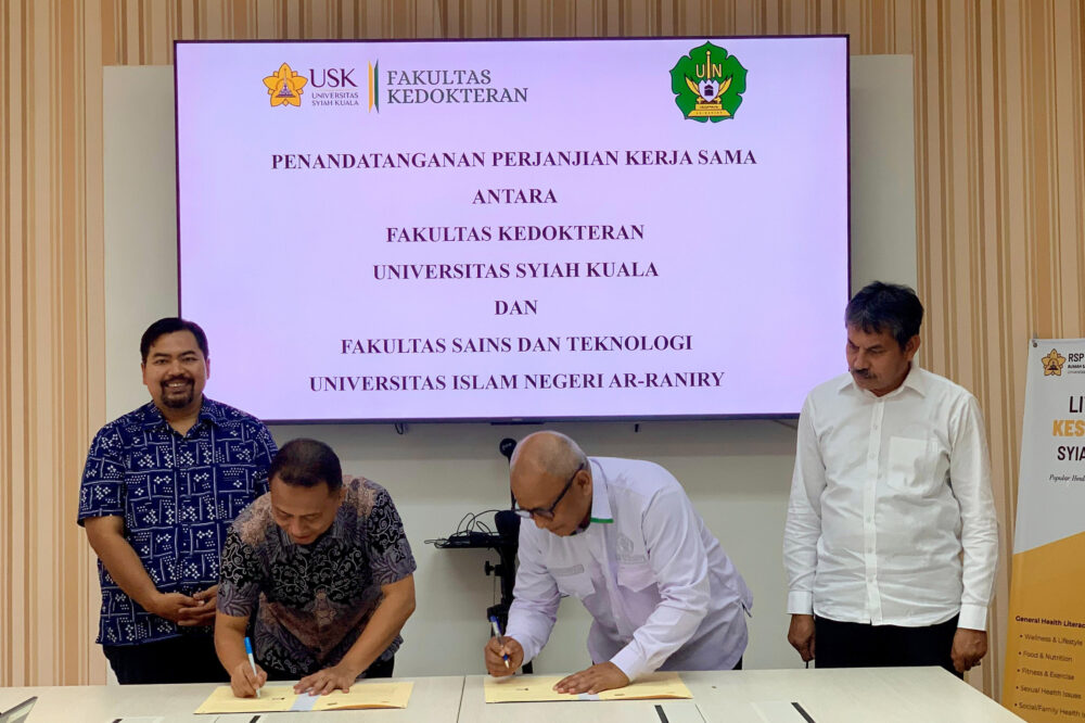 Dekan FST UIN Ar-Raniry, Prof M Dirhamsyah dan Dekan FK USK Dr dr Safrizal Rahman menandatangani perjanjian kerja sama, Senin (5/5)