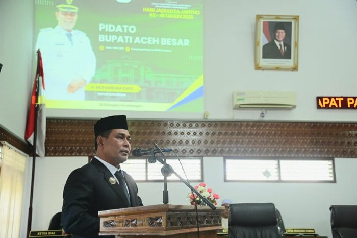 Bupati Aceh Besar Syech Muharram memberikan sambutan pada Rapat Paripurna DPRK Aceh Besar dalam rangka HUT ke-41 Kota Jantho, di Ruang Paripurna DPRK Aceh Besar, Kota Jantho, Senin (5/5)