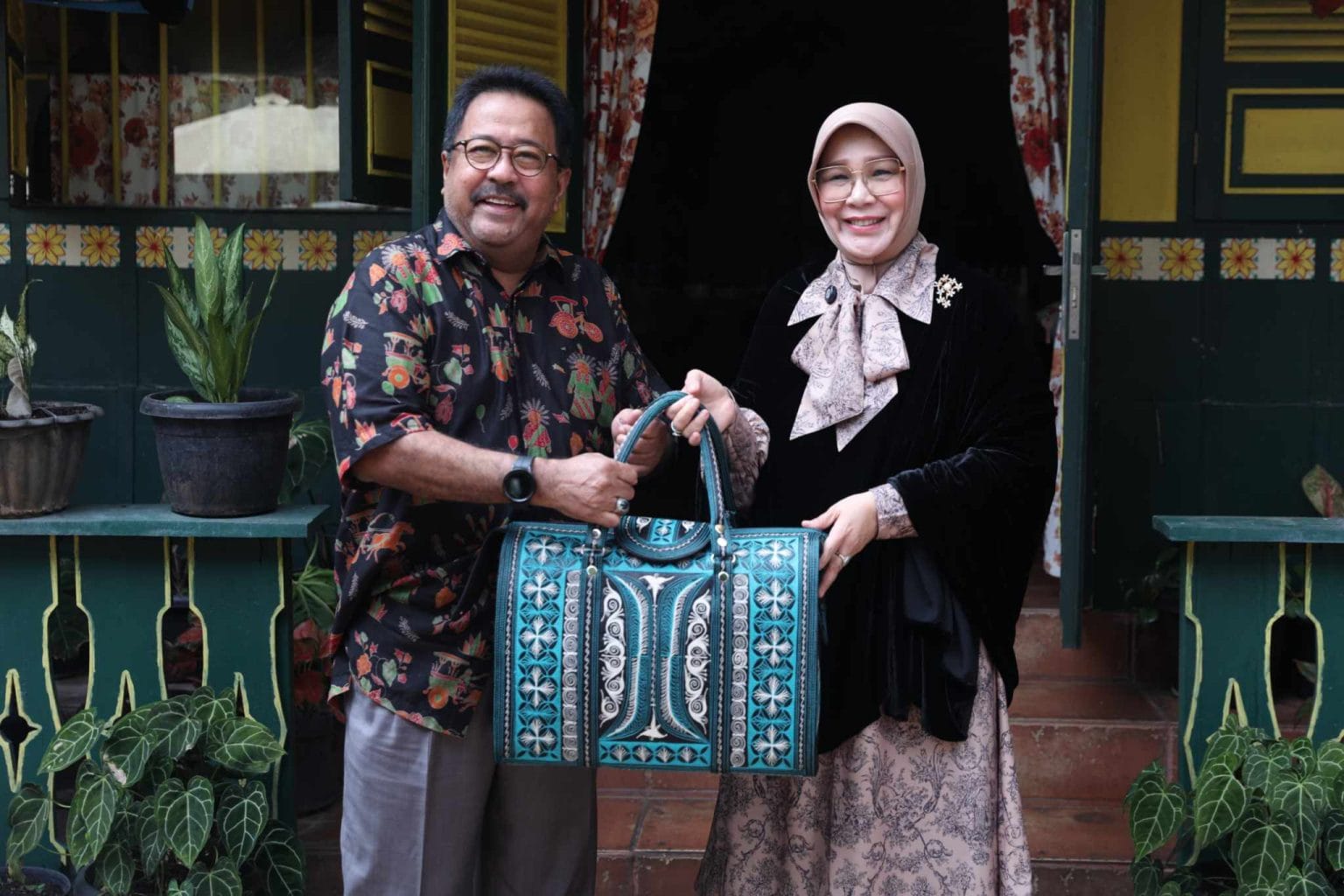 Wali Kota Banda Aceh Illiza Sa’aduddin Djamal langsung menemui Wakil Gubernur Jakarta Rano Karno di kediamannya, Warung Garasi Si Doel, Jakarta Selatan, Selasa, 6 Mei 2025