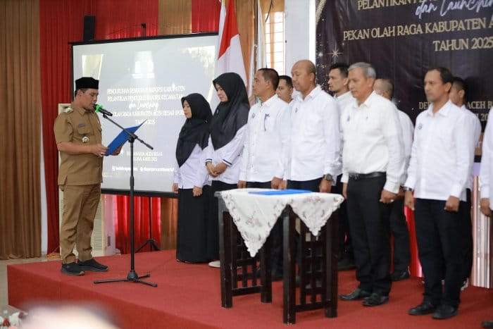 Bupati Aceh Besar Muharram Idris mengukuhkan pengurus BAPOPSI tingkat Kabupaten dan Kecamatan, di Gedung Dekranasda Aceh Besar, Gampong Gani, Kecamatan Ingin Jaya, Aceh Besar, Selasa (6/5/2025)