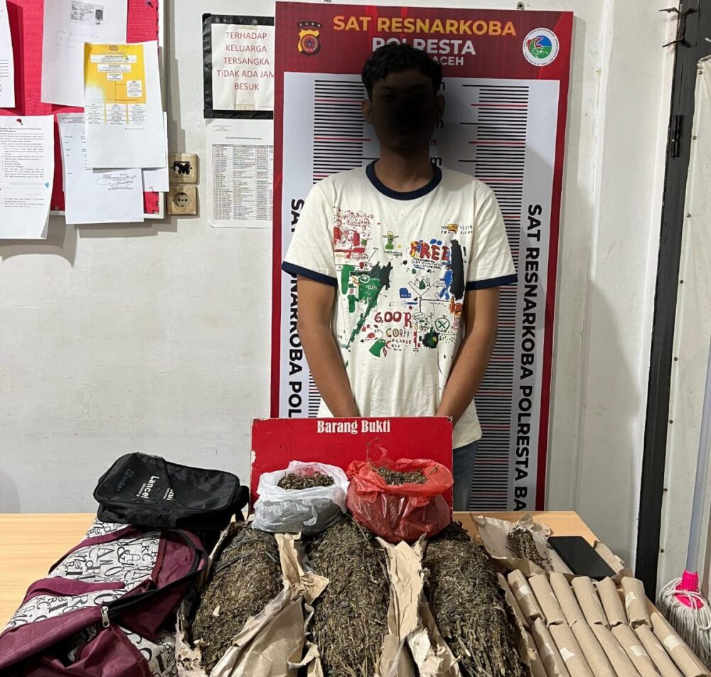 Personel Satresnarkoba Polresta Banda Aceh mengamankan 3,7 kg ganja dari pengedar berinisial RA (28), warga Kecamatan Darussalam, Aceh Besar. (Foto: Satresnarkoba Polresta Banda Aceh)