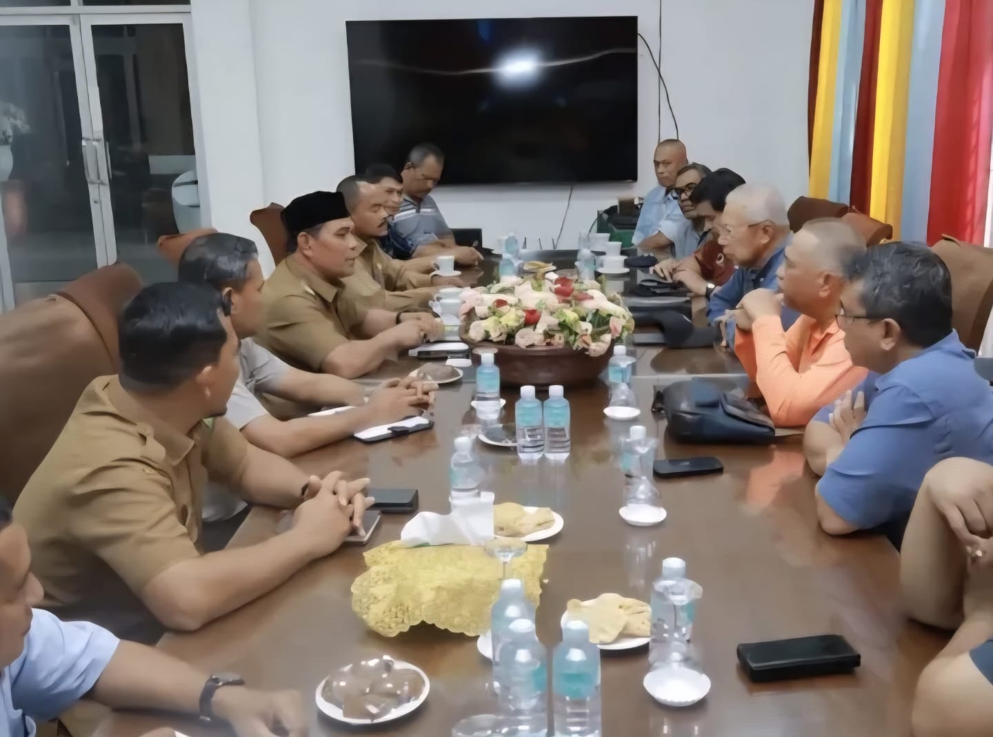 Bupati Aceh Besar Muharram Idris menerima kunjungan audiensi investor Malaysia dari perusahaan Geo Solution Resources (GSR), di Gedung Dekranasda, Gampong Gani, Kecamatan Ingin Jaya, Selasa (6/5)