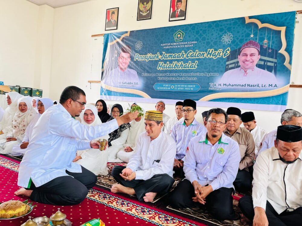 Kakan Kemenag Kabupaten Aceh Besar Saifuddin melakukan peusijuek calon jamaah haji Aceh Besar
