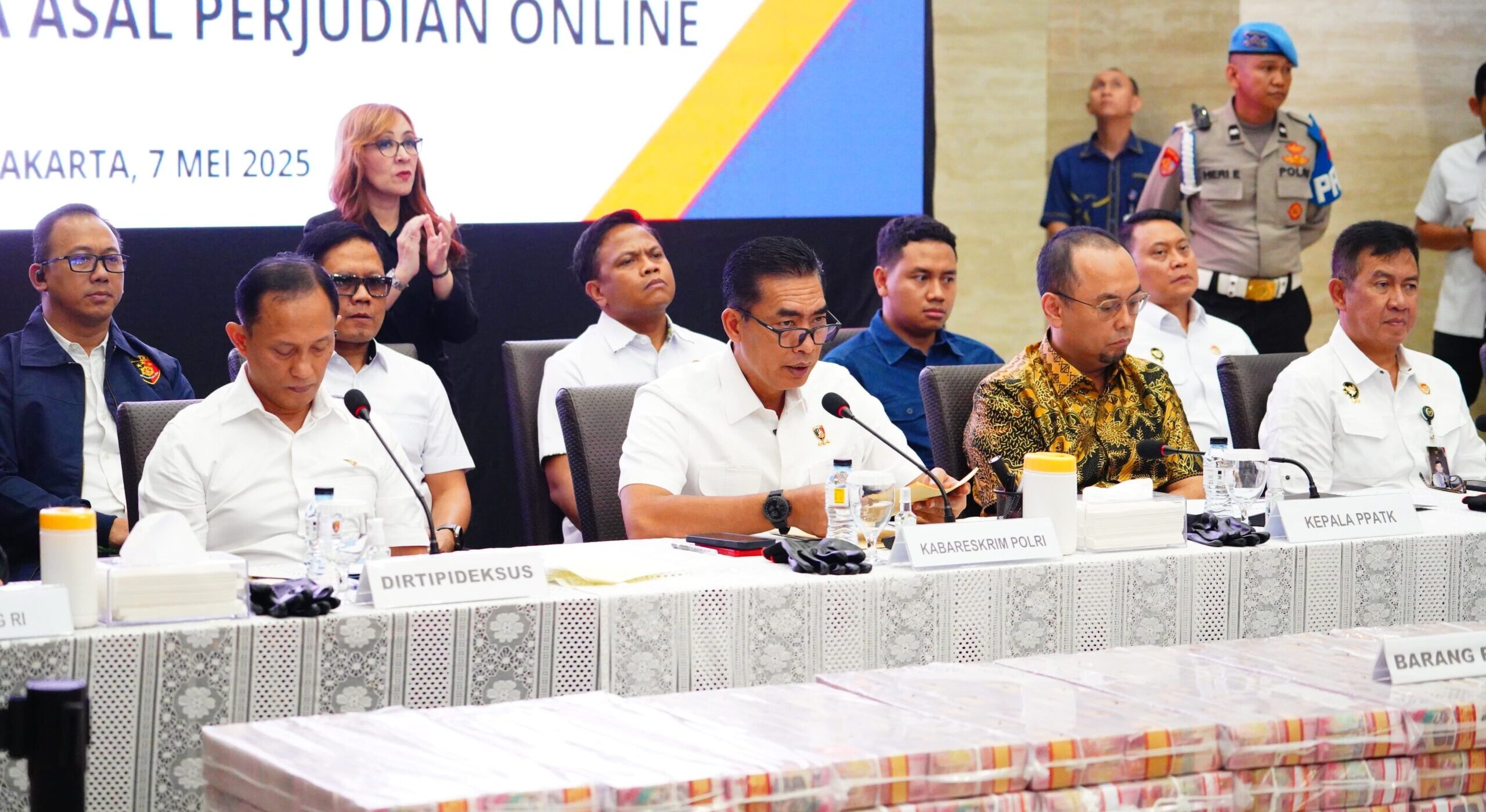 Kabareskrim Polri Komjen Pol Wahyu Widada, memperlihatkan barang bukti uang Rp530 miliar hasil judi online pada konferensi pers, Rabu (7/5)