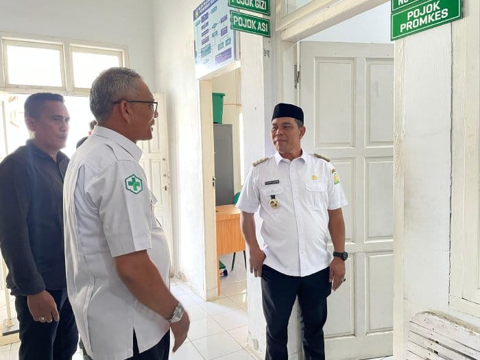 Bupati Aceh Besar Muharram Idris berdialog dengan Kepala Puskesmas Peukan Bada Burhanuddin, saat meninjau Puskesmas Peukan Bada, Rabu (7/5)
