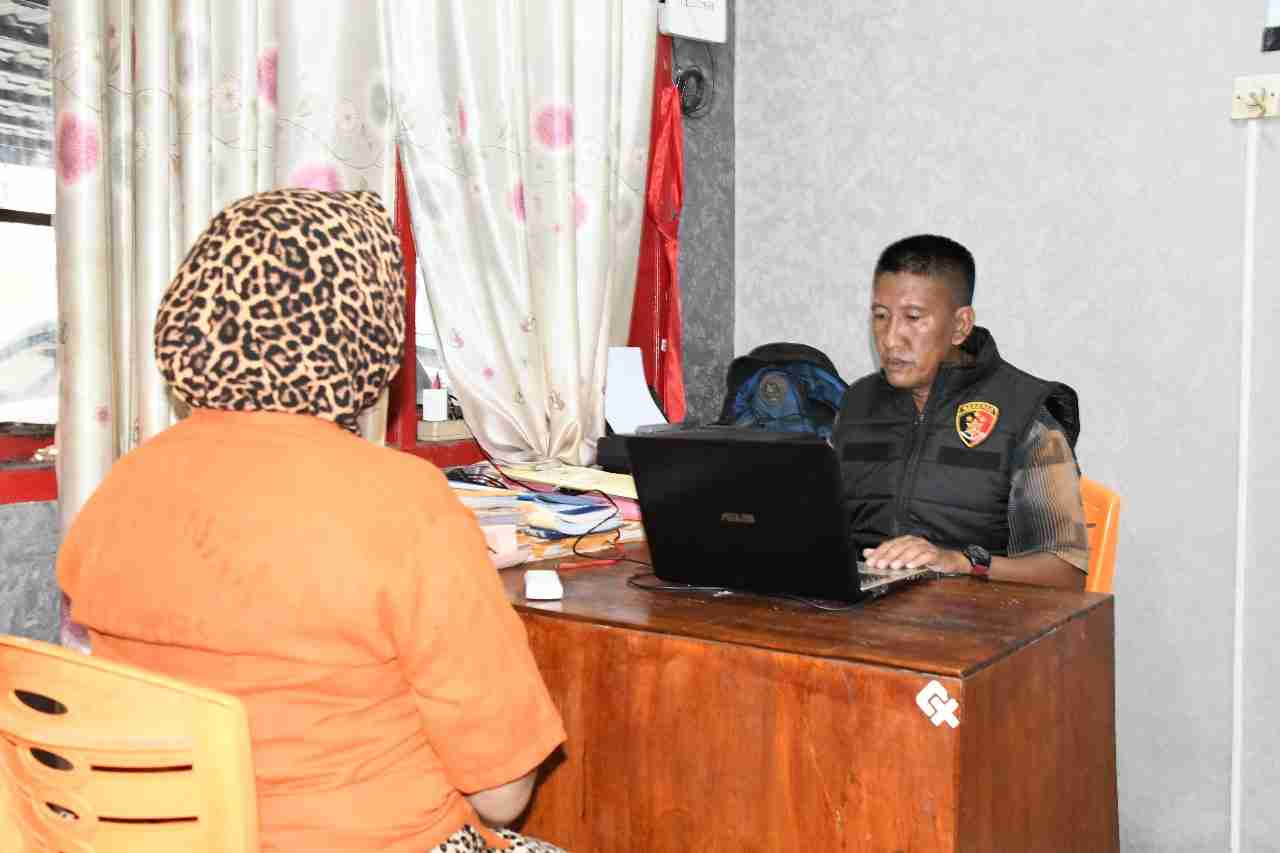 Seorang IRT berinisial TI (35), pelaku penipuan Agen BRILink di Aceh Timur ditangkap. (Foto: Dok. Polres Aceh Timur)