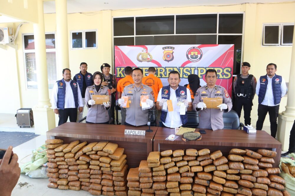Kapolres Gayo Lues AKBP Hyrowo didampingi Kasat Resnarkoba Iptu Bambang Hari Hermansyah Putra Pelis, dalam konferensi pers pengungkapan kasus narkotika, Rabu (7/5/2025)