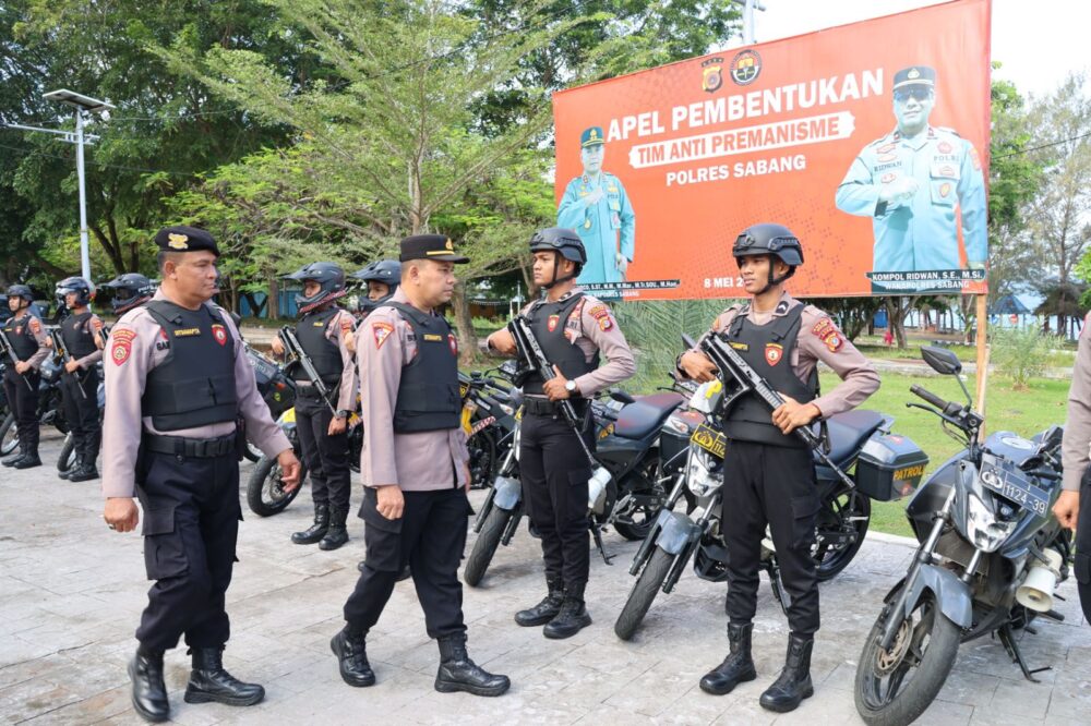 Kabag Ops Polres Sabang AKP Bukhari memeriksa pasukan pada apel personil Tim Anti Premanisme yang dilaksanakan di Area Sabang Fair, Gp. Kuta Barat Kecamatan Sukakarya Kota Sabang, Kamis (8/5). (Foto: Infoaceh.net/Andi Armi)