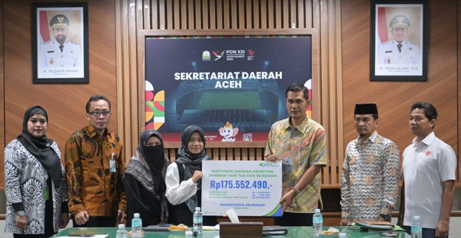 Plt Sekda Aceh, M Nasir Syamaun menerima penyerahan santunan meninggal dunia dan bantuan beasiswa pendidikan kepada ahli waris Kamaruddin Abubakar atau Abu Razak di ruang Rapat Sekda Banda Aceh, Kamis (8/5/2025)