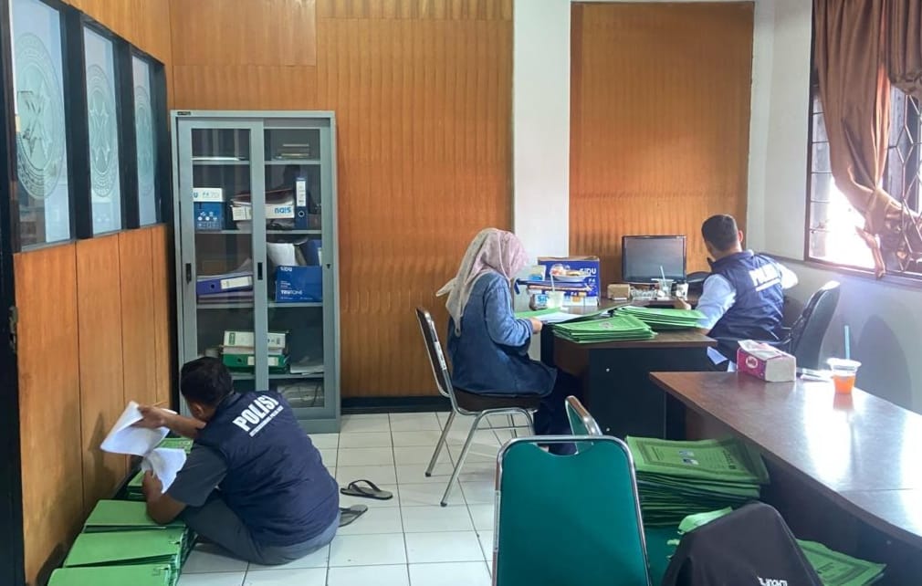 Penyidik Subdit Fismondev Ditreskrimsus Polda Aceh melakukan penggeledahan di kantor PT BPRS Gayo di jalan Mahkamah, Kecamatan Lut Tawar, Aceh Tengah, Kamis, 8 Mei 2025