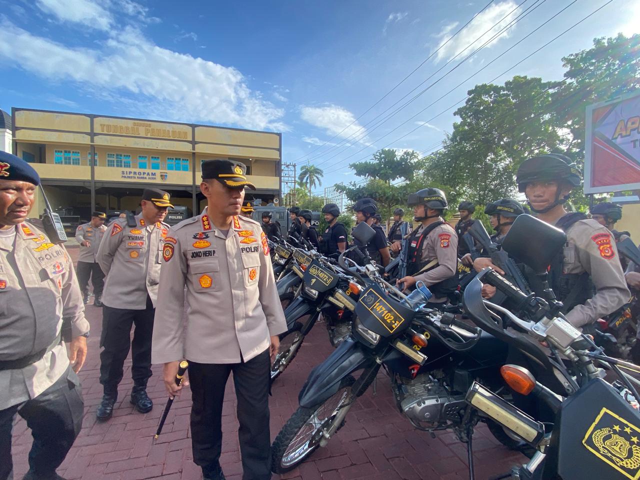 Kapolresta Banda Aceh Kombes Pol Joko Heri Purwono memimpin apel pembentukan Tim Anti Premanisme di Lapangan apel Mapolresta Kamis (8/5)