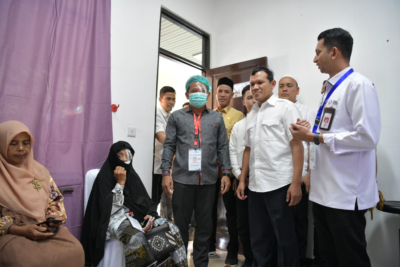 Wakil Gubernur Aceh Fadhlullah bersama Wakil Bupati Aceh Utara, Tarmizi Panyang menyapa pasien yang tengah dioperasi katarak, pada kegiatan Bakti Sosial Operasi Katarak di Kabupaten Aceh Utara, Kamis (8/5)