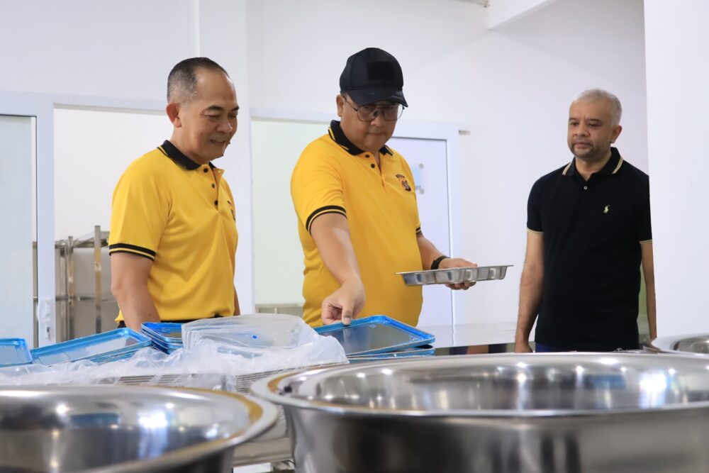 Kapolda Aceh Irjen Pol Achmad Kartiko meninjau Dapur MBG di Desa Lambung, Kecamatan Meuraxa, Banda Aceh, Jum'at, 9 Mei 2025. Foto, IST