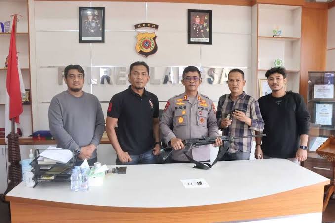 Polres Langsa menerima dua pucuk senjata api ilegal yang diserahkan warga setempat. (Foto: Dok. Polres Langsa)