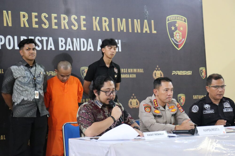 SA (28), warga Tangerang, Banten, pelaku penipuan jual beli mobil online melalui Marketplace Facebook ditangkap Satreskrim Polresta Banda Aceh. (Foto: Dok. Polresta Banda Aceh)