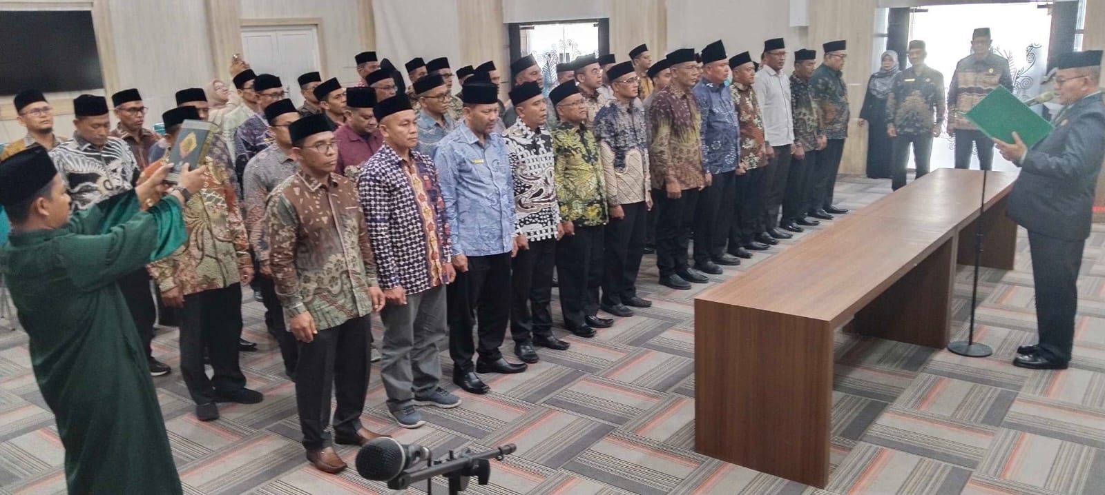 Kakanwil Kemenag Aceh Azahri mengambil sumpah dan melantik 44 pejabat eselon IV, Jum'at sore (9/5). (Foto: For Infoaceh.net)