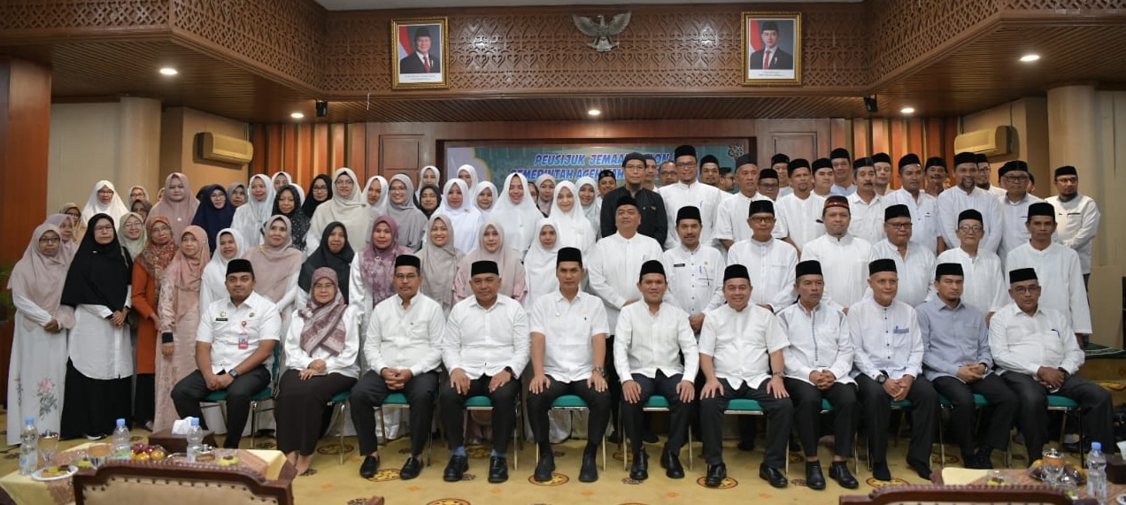 Wagub Aceh Fadhlullah, Plt Sekda Aceh M Nasir Syamaun dan Karo Isra Setda Aceh Yusrizal foto bersama calon jamaah haji ASN Pemerintah Aceh Tahun 2025 M/1446 H di Gedung Serbaguna Setda Aceh, Jum'at (9/5)