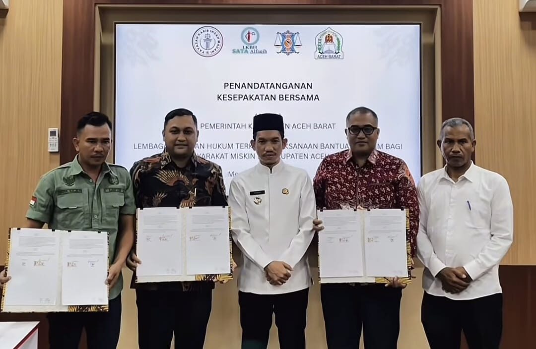 Bupati Aceh Barat Tarmizi SP menandatangani kesepakatan dengan tiga lembaga hukum untuk memberikan bantuan hukum secara gratis untuk warga miskin, Jum'at (9/5)