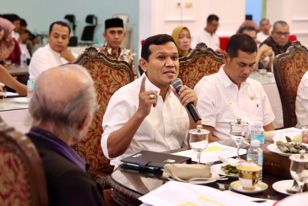 Wakil Gubernur Aceh Fadhlullah, didampingi Plt Sekda Aceh, M. Nasir S.IP, MPA, dan sejumlah Kepala SKPA, melakukan pertemuan dengan Wali Nanggroe juga Pimpinan dan Anggota DPRA, di Meuligoe Wali Nanggroe, Jumat, 9/5/2024