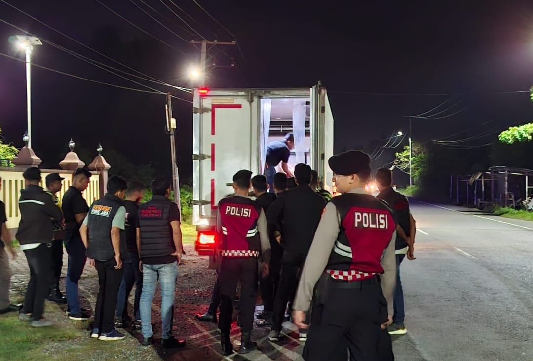 Polres Pidie Jaya bersama BKO Brimob Polda Aceh menggelar razia dan patroli pemberantasan aksi premanisme pada Kamis malam, 9 Mei 2025