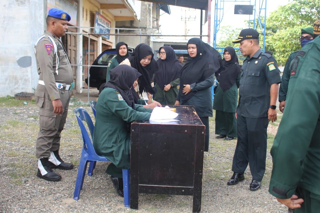 Petugas Satpol PP-WH Aceh Besar melakukan pendataan terhadap pelanggar busana Islami di kawasan Jalan Cut Nyak Dhien, Ajun, Kecamatan Peukan Bada, Aceh Besar, Sabtu (10/5)