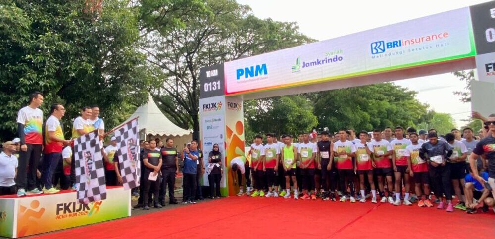 Wakil Gubernur Aceh Fadhlullah atau Dek Fad saat melepas pelari bercelana pendek di event olahraga FKIJK Aceh Run 2025 yang digelar di lapangan Blang Padang Banda Aceh, Ahad pagi (11/5). (Foto: Dok. Infoaceh.net)