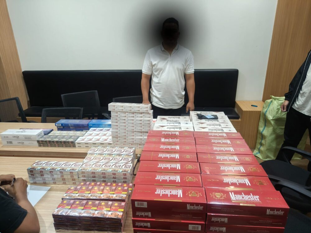 Polresta Banda Aceh mengamankan ratusan bungkus rokok ilegal saat melakukan razia di simpang Lamgugob Kecamatan Syiah Kuala, Banda Aceh, Ahad (11/5) dini hari.
