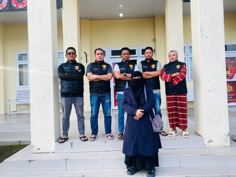 Satreskrim Polres Bener Meriah mengamankan seorang perempuan berinisial UAM (52) yang diduga terlibat penipuan dan penggelapan biaya perjalanan umrah
