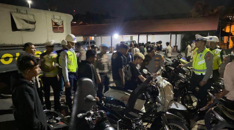 Sebanyak 19 unit sepeda motor yang diduga digunakan untuk balap liar diamankan personel gabungan Polres Sabang dalam Operasi Pekat 2025, yang digelar Ahad (11/5) dini hari. (Foto: Dok. Polres Sabang)