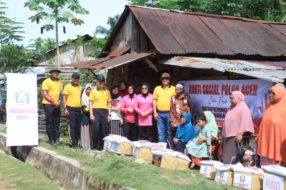 Kapolda Aceh Irjen Pol Achmad Kartiko bersama Ketua Bhayangkari Daerah Aceh, Ny. Rani Achmad Kartiko menggelar bakti sosial di dua gampong terpencil di Kecamatan Geureudong Pase, Aceh Utara, Ahad (11/5).