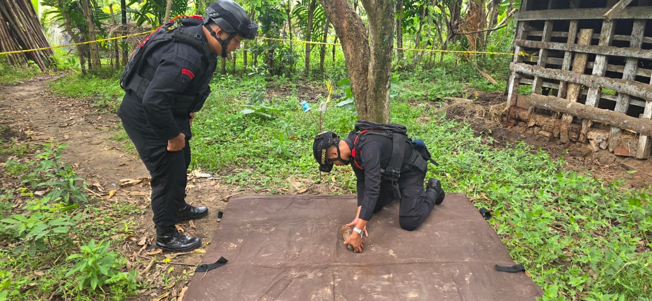 Tim Penjinak Bom Detasemen Gegana Satuan Brimob Polda Aceh saat melakukan pemusnahan bom proyektil tank aktif yang ditemukan warga di Desa Lampaya, Kecamatan Lhoknga, Aceh Besar, Sabtu (10/5/2025). (Foto: Dok. Sat Brimobda Aceh)