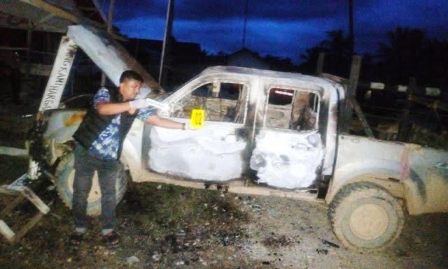 Satreskrim Polres Aceh Timur melalui INAFIS melakukan olah TKP pembakaran sejumlah kendaraan milik PT Atakana Company, perusahaan perkebunan di Desa Seumanah Jaya, Kecamatan Ranto Peureulak. (Foto: Dok. Polres Aceh Timur)