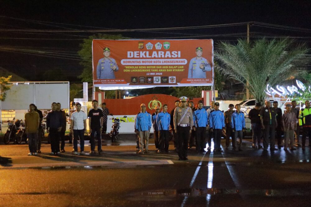 Kapolres Lhokseumawe AKBP Ahzan memimpin deklarasi bersama penolakan geng motor dan aksi balap liar yang berlangsung di Kota Lhokseumawe, Senin malam (12/5).