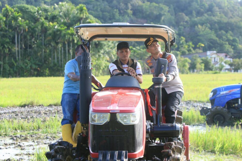 Bupati Aceh Selatan Mirwan MS meluncurkan program Bajak Sawah Gratis (Basaga) di Gampong Tengah Peulumat, Kecamatan Labuhanhaji Timur, Selasa sore, 13 Mei 2025. (Foto: For Infoaceh.net)