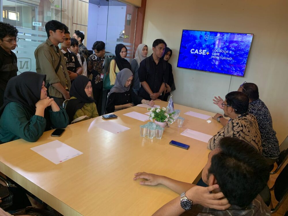 Sebanyak 50 orang mahasiswa sebagai 'tersangka' kasus penipuan diantar oleh Kajari Banda Aceh Suhendri SH MH ke Kantor Hukum Nourman, di Jalan Prof Ali Hasjmy, Banda Aceh, Jum'at (9/5).