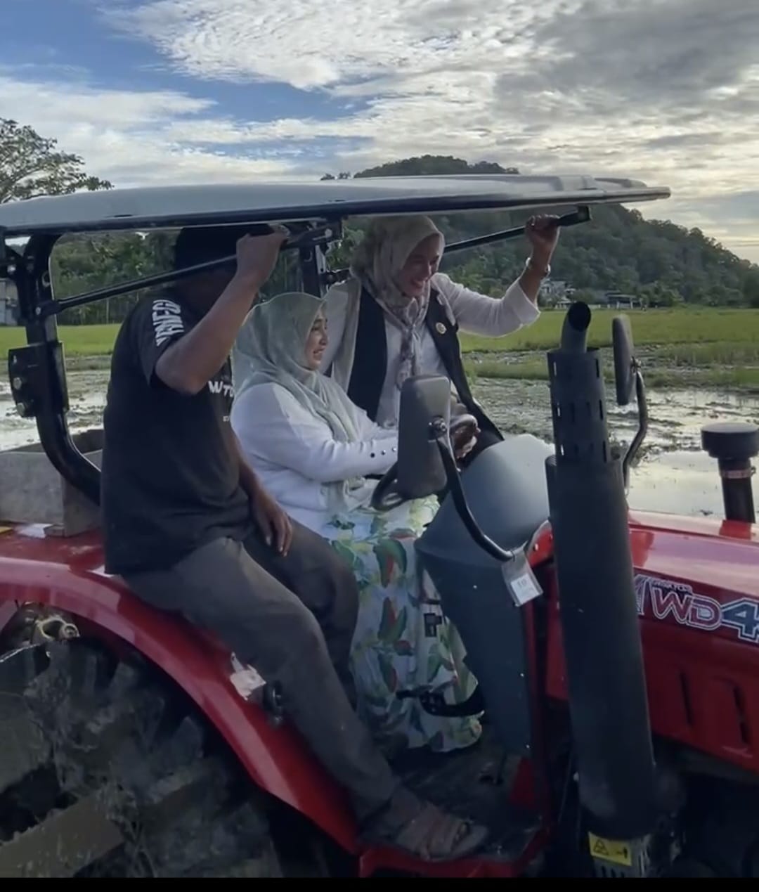 Ketua Tim Penggerak PKK Aceh Selatan, Devina Mirwan, yang juga istri Bupati Aceh Selatan Mirwan, turun langsung mengemudikan traktor membajak sawah