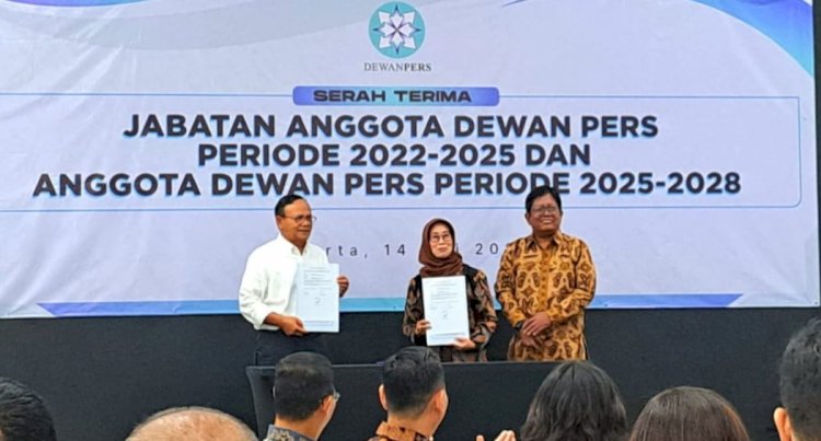 Serah terima jabatan Ketua Dewan Pers periode 2022–2025 Ninik Rahayu kepada ketua baru periode 2025–2028 Prof Komaruddin Hidayat di Hall Dewan Pers, Jalan Kebon Sirih, Jakarta Pusat, Rabu (14/5). (Foto: Ist)