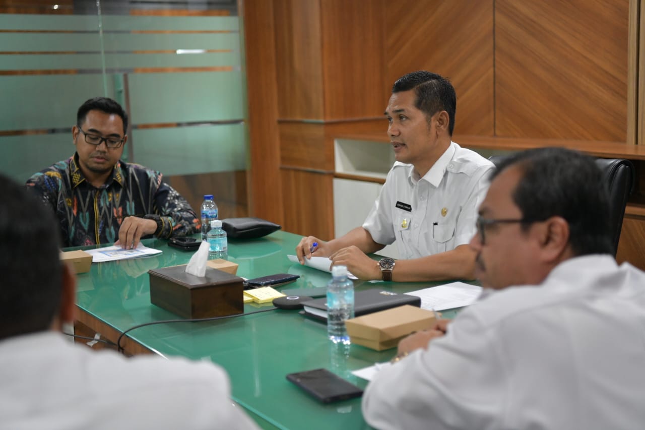 Plt Sekda Aceh, M Nasir Syamaun didampingi Asisten I Sekda Aceh Azwardi AP dan dinas terkait rapat Blbersama Tim Badan Gizi Nasional serta melakukan zoom Virtual dengan kabupaten/kota se-Aceh di ruang Rapat Sekda Aceh, Kantor Gubernur Aceh, Rabu (14/5/2025).