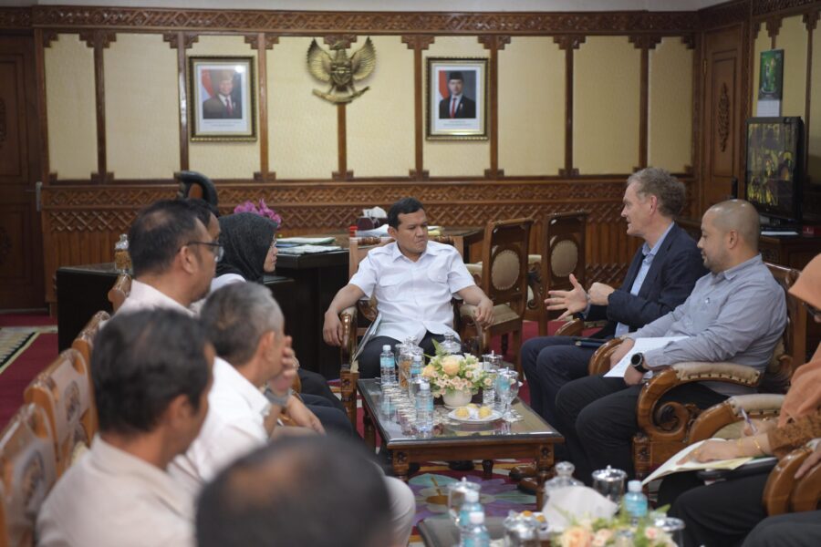 Wakil Gubernur Aceh Fadhlullah menerima audiensi Yayasan Inisiatif Dagang Hijau (YIDH) di ruang kerja Wakil Gubernur, Rabu (14/5/2025)