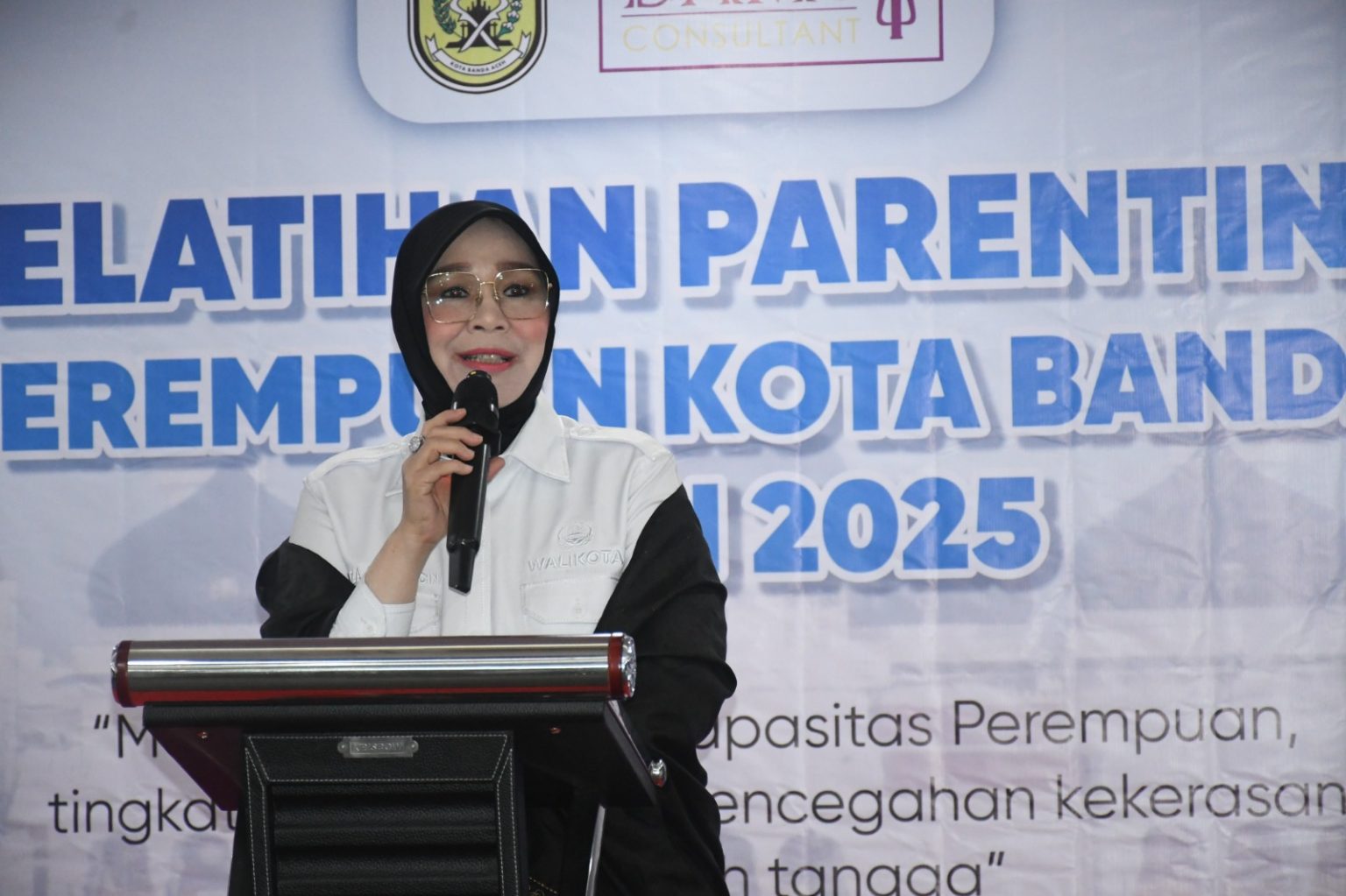 Wali Kota Banda Aceh Illiza Sa’aduddin Djamal saat membuka pelatihan parenting bagi perempuan di Hotel Rasamala, Rabu (14/5/2025).