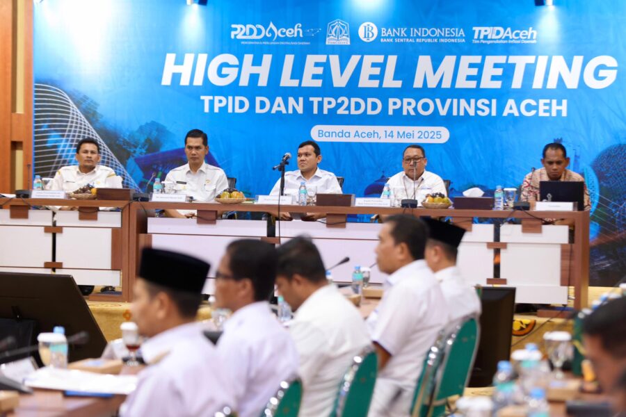 Wagun Aceh Fadhlullah, didampingi Plt Sekda Aceh, M Nasir membuka High Level Meeting TPID dan Tim Percepatan dan Perluasan Digitalisasi Daerah Provinsi Aceh, di Gedung Serbaguna Setda Aceh, Rabu (14/5)